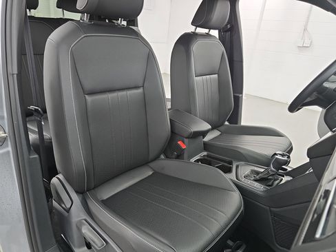 Certified 2023 Volkswagen Tiguan SE R-Line image 10