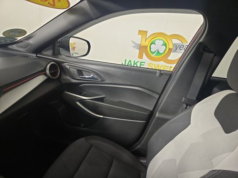 Certified 2024 Chevrolet Trax RS image 23