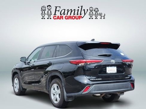 Used 2023 Toyota Highlander LE AWD/4WD image 3