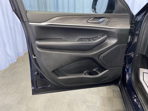 Used 2024 Jeep Grand Cherokee Limited image 11