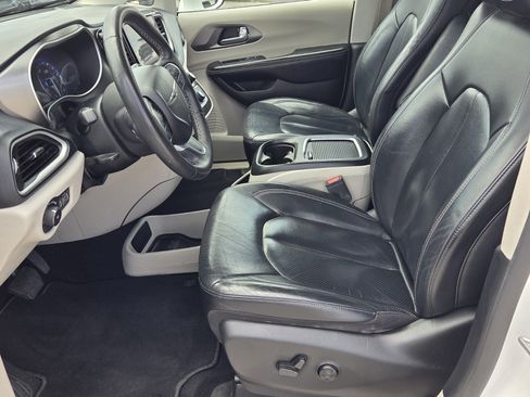 Used 2022 Chrysler Pacifica Touring-L FWD image 4