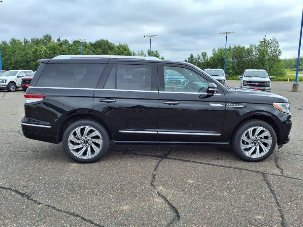 Used 2024 Lincoln Navigator Premiere AWD/4WD image 7