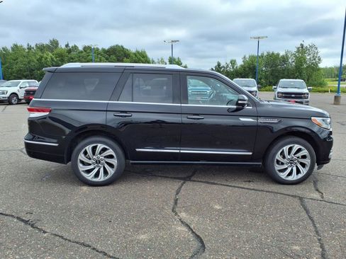 Used 2024 Lincoln Navigator Premiere image 7