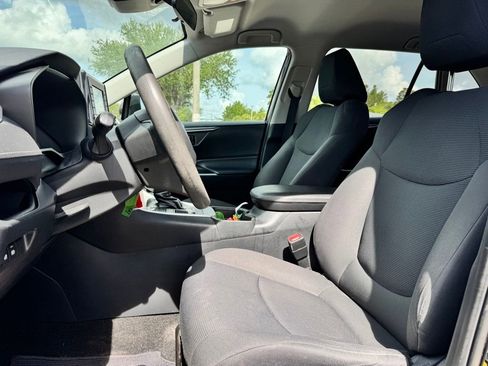 Used 2019 Toyota RAV4 LE FWD image 8