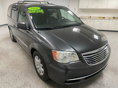 Used 2016 Chrysler Town & Country Touring image 3