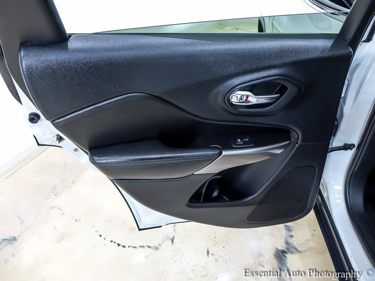 Used 2019 Jeep Cherokee Limited AWD/4WD image 26