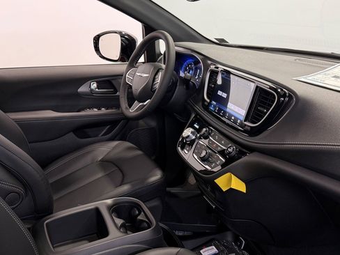 New 2026 Chrysler Pacifica Select image 10