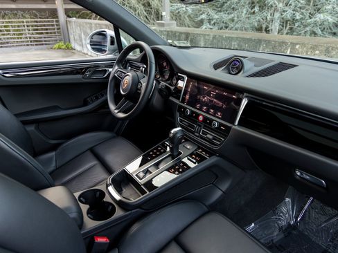 Certified 2025 Porsche Macan image 4