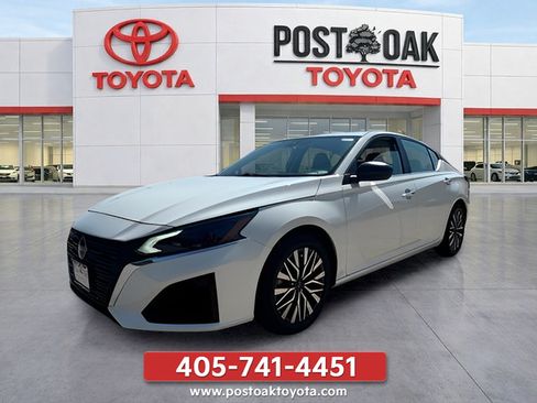 Used 2025 Nissan Altima 2.5 SV FWD image 1