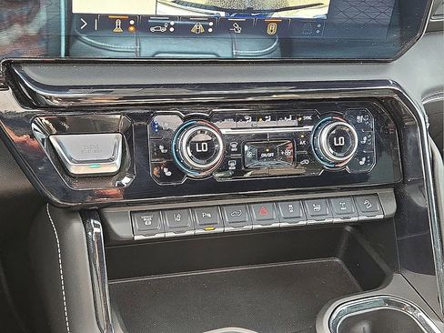 Used 2024 GMC Sierra 2500 AT4X image 28