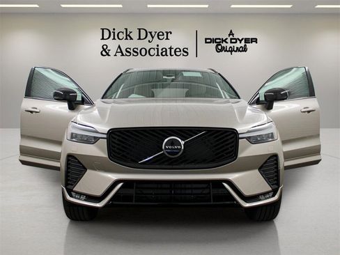 New 2026 Volvo XC60 B5 Core w/ Protection Package Premier image 7
