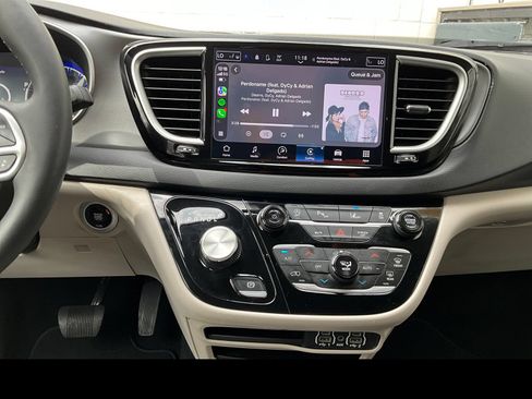 Used 2023 Chrysler Pacifica Touring-L FWD image 4