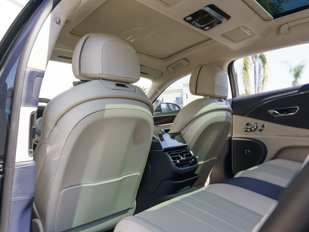 Used 2023 Bentley Flying Spur Plug-In Hybrid AWD/4WD image 17