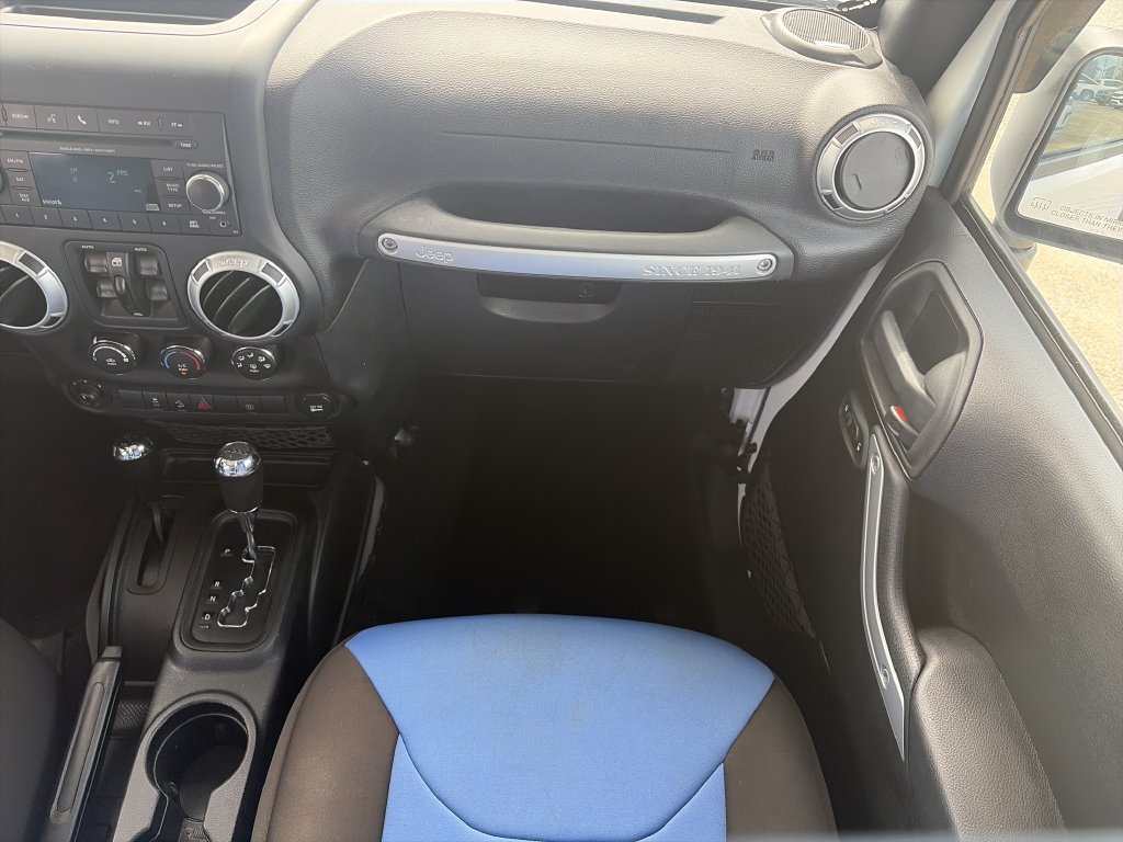 Used 2017 Jeep Wrangler Unlimited Sahara w/ Connectivity Group AWD/4WD image 16