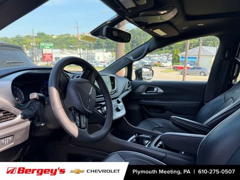 Used 2026 Chrysler Pacifica Limited w/ S Appearance Package FWD image 9