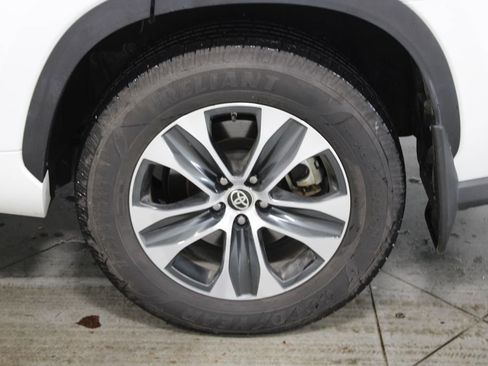 Used 2022 Toyota Highlander XLE image 18