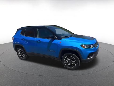 Used 2025 Jeep Compass Trailhawk AWD/4WD image 2
