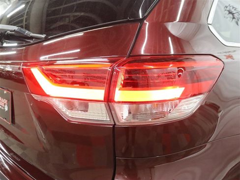 Used 2018 Toyota Highlander XLE AWD/4WD image 12