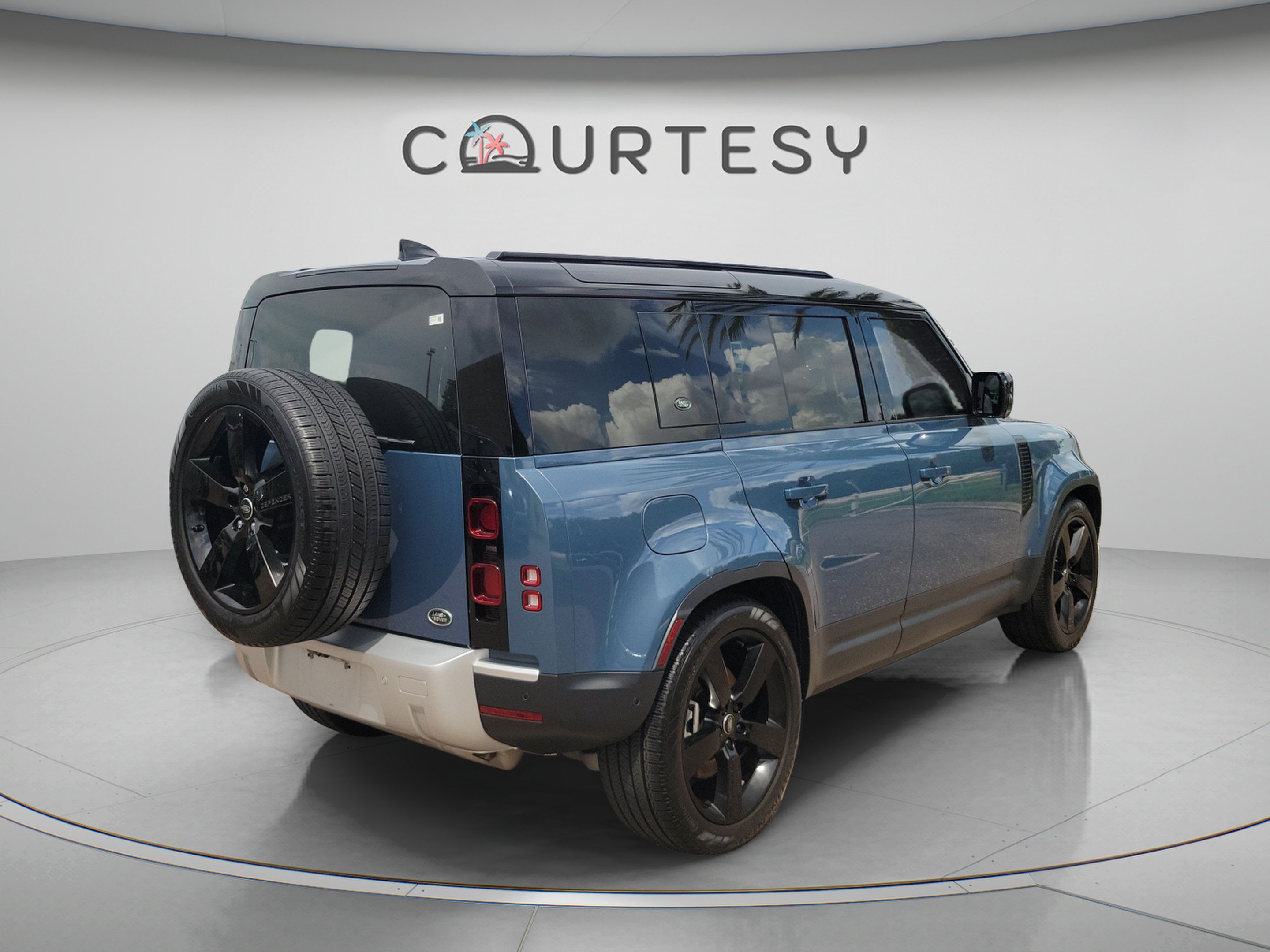 Used 2023 Land Rover Defender 110 S AWD/4WD image 9