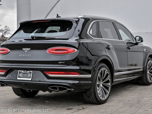 Used 2023 Bentley Bentayga Plug-In Hybrid image 12