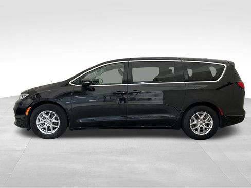 Used 2024 Chrysler Pacifica Touring-L FWD image 2