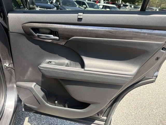 Used 2024 Toyota Highlander Platinum FWD image 19