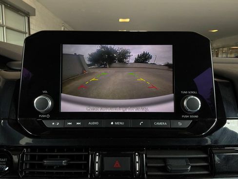 Used 2025 Nissan Pathfinder SV FWD image 32