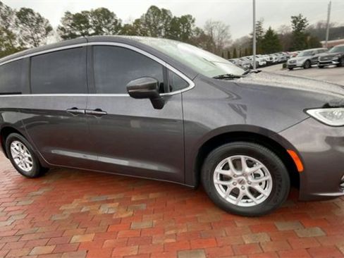 Used 2023 Chrysler Pacifica Touring-L image 3