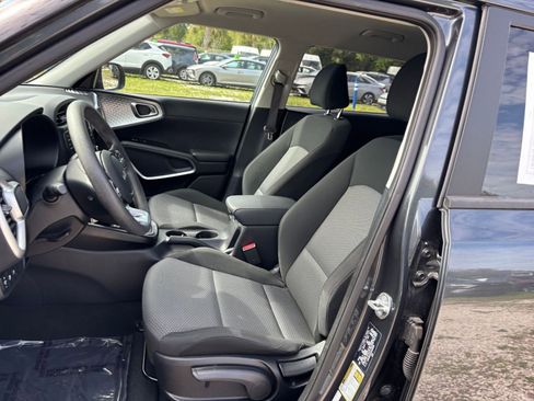 Used 2025 Kia Soul LX w/ LX Technology Package FWD image 35