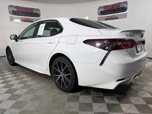 Used 2023 Toyota Camry SE image 5