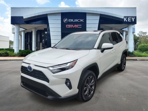 Used 2022 Toyota RAV4 XLE Premium image 3