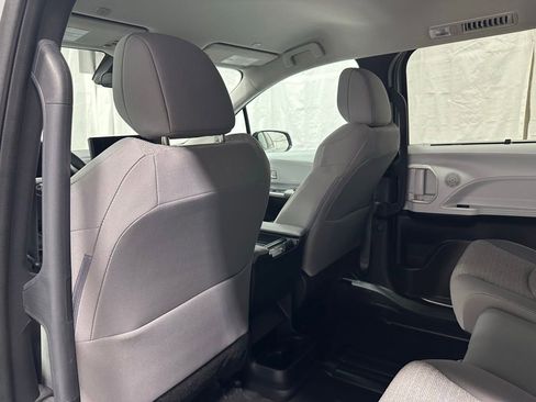 Used 2025 Toyota Sienna LE FWD image 48