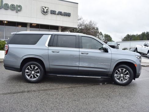 Used 2022 Chevrolet Suburban LT w/ Luxury Package image 10