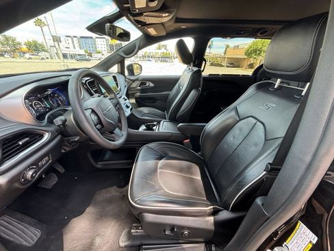 Used 2025 Chrysler Pacifica Limited FWD image 24