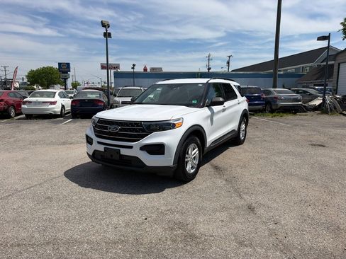 Used 2020 Ford Explorer XLT image 2