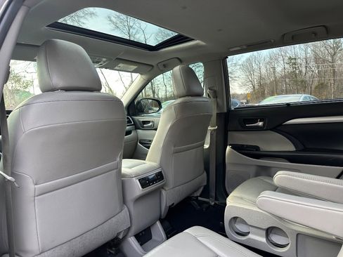 Used 2019 Toyota Highlander XLE image 17