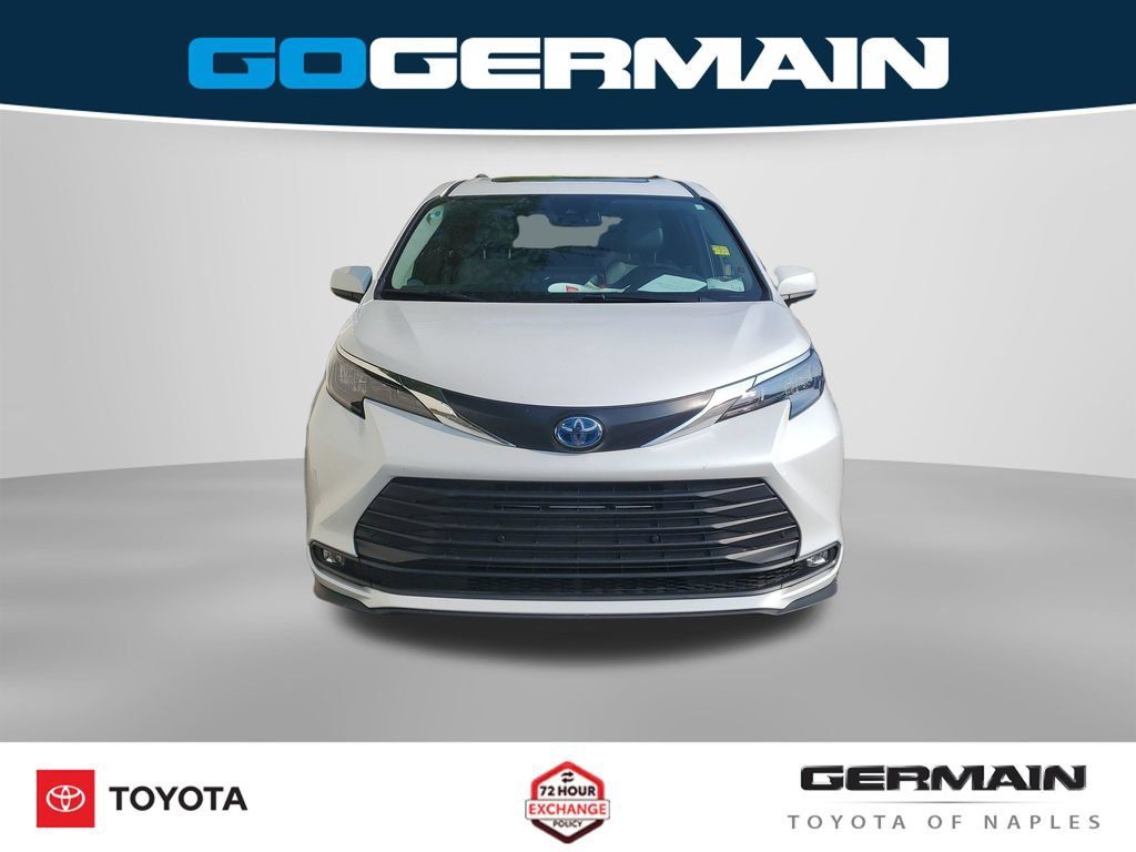 Certified 2025 Toyota Sienna XLE FWD image 3
