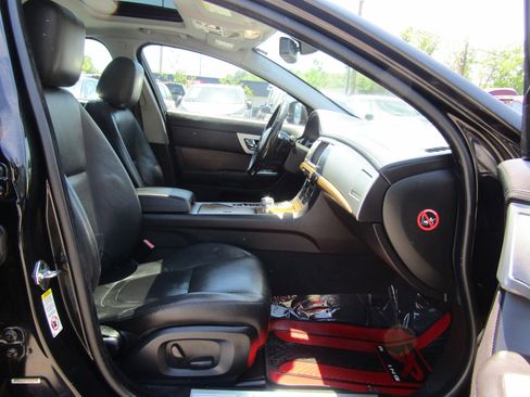 Used 2014 Jaguar XF RWD image 8