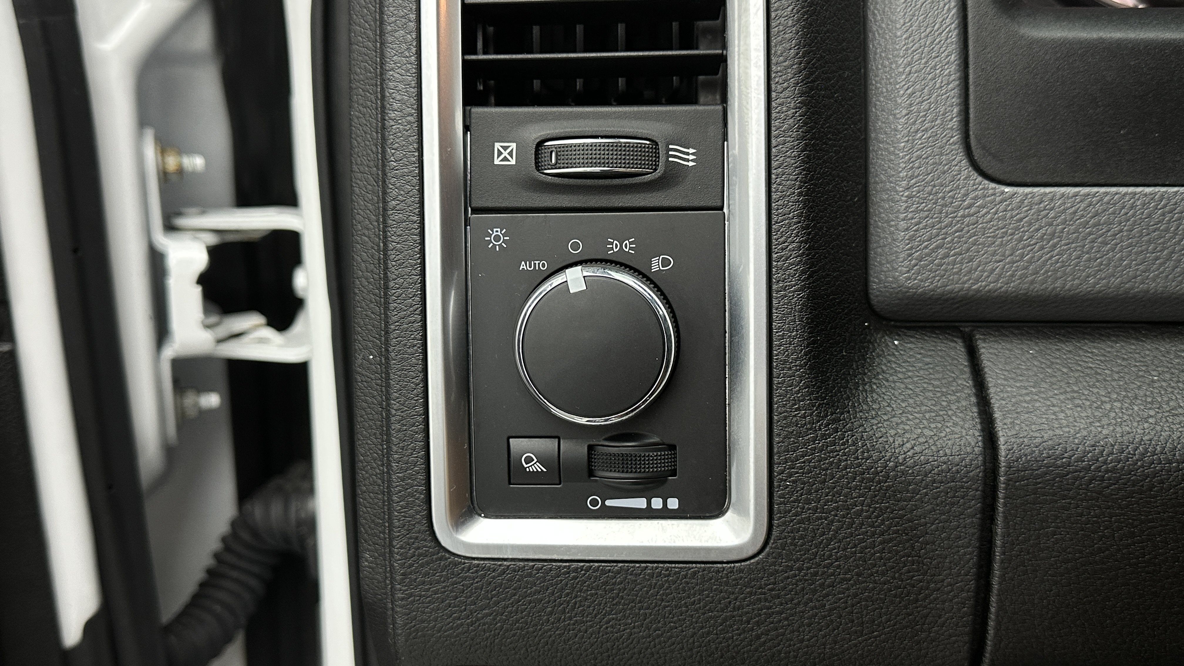 Used 2020 RAM 1500 Classic SLT RWD image 15