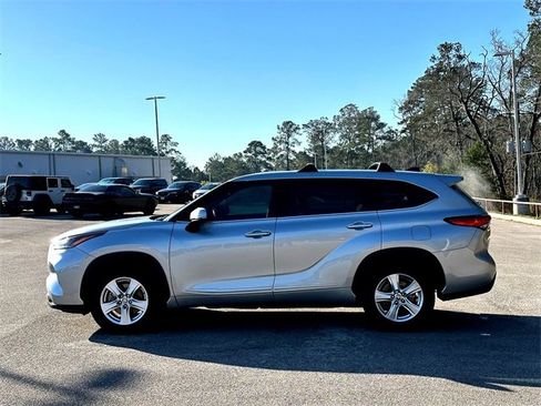 Used 2023 Toyota Highlander LE image 5