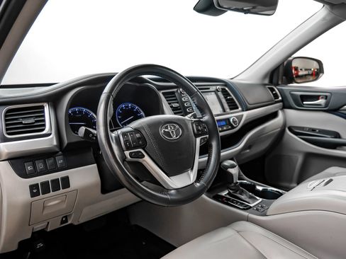 Used 2018 Toyota Highlander XLE FWD image 9