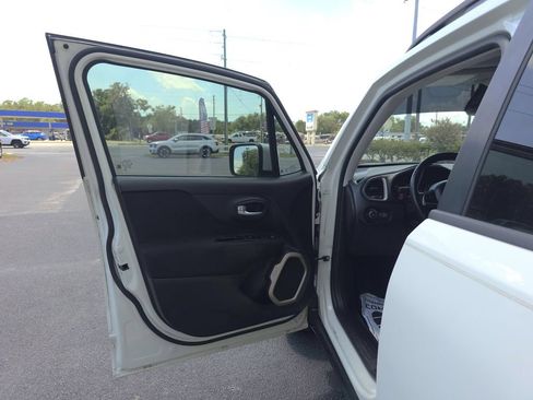 Used 2016 Jeep Renegade Latitude FWD image 9