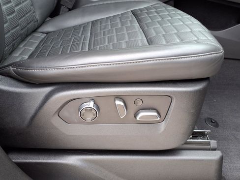 Used 2021 Cadillac Escalade Premium Luxury Platinum image 9