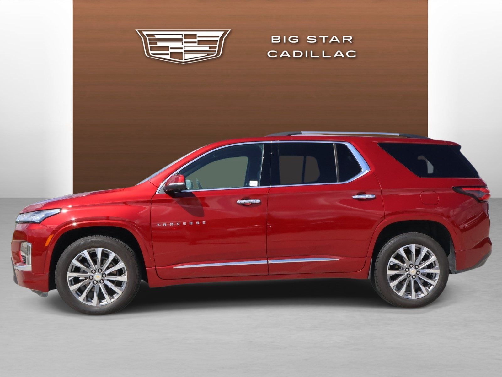 Used 2023 Chevrolet Traverse Premier FWD image 2