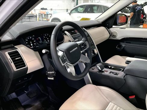 Used 2024 Land Rover Discovery S AWD/4WD image 17