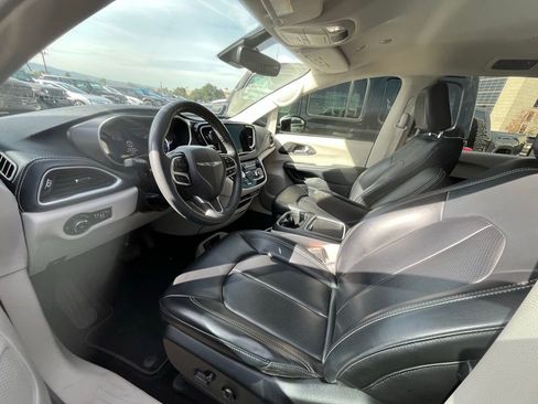 Used 2023 Chrysler Pacifica Touring-L image 7