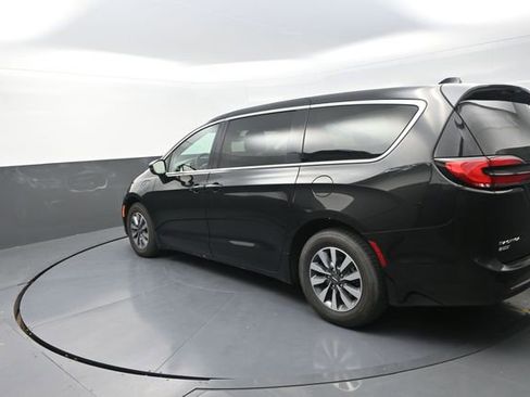 Used 2024 Chrysler Pacifica Limited FWD image 57