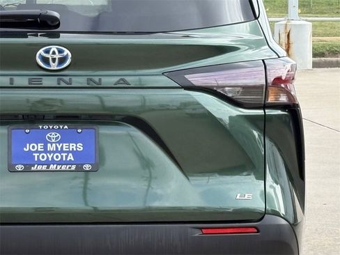 Used 2025 Toyota Sienna LE image 9