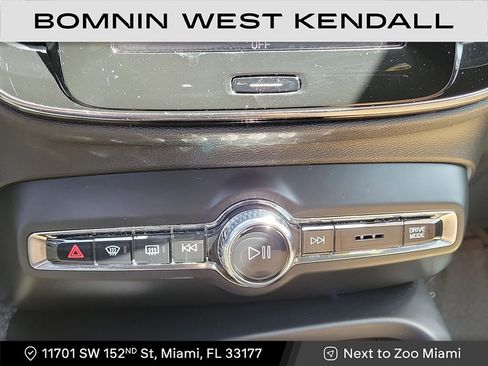 Used 2020 Volvo XC40 T4 Momentum w/ Protection Package Premier image 20