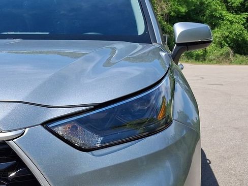 Used 2023 Toyota Highlander L FWD image 11